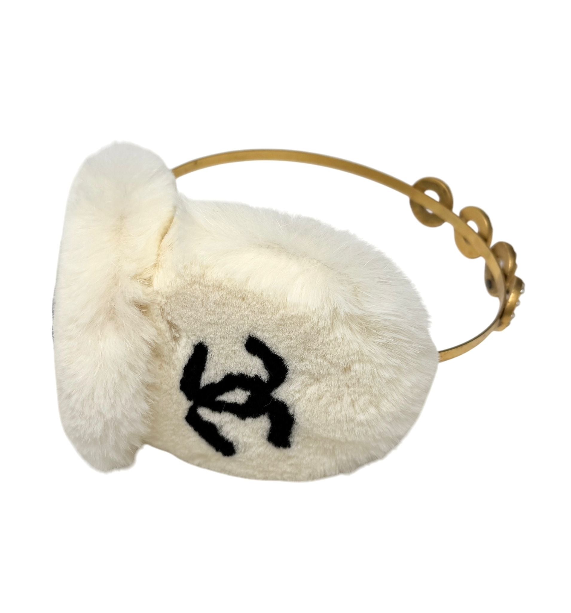 CHANEL イヤーマフ ホワイト Chanel White Logo Earmuffs – Treasures