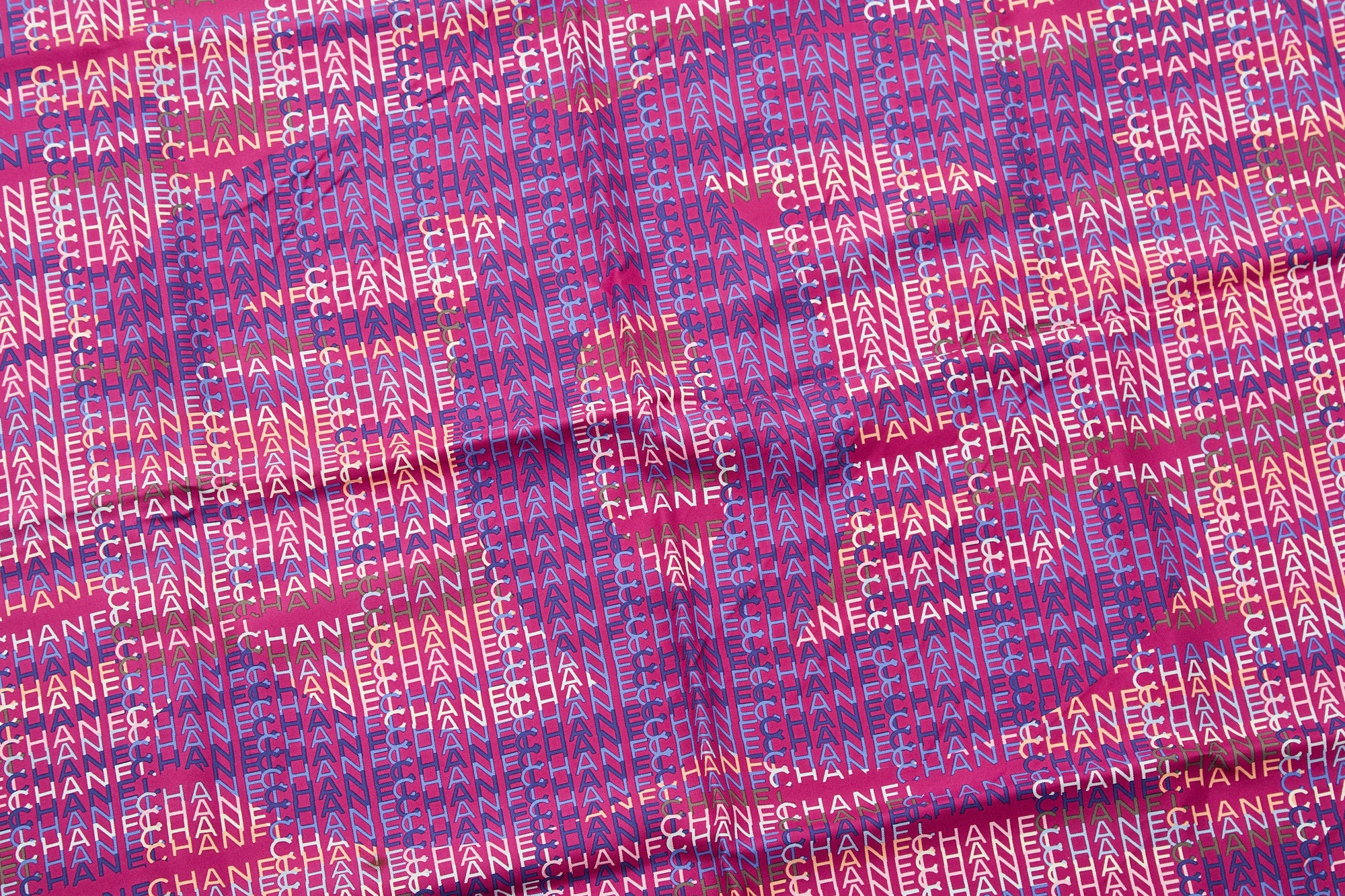 CHANEL ジュエリーパターン スカーフ 紫 Chanel Purple Silk Logo Pattern Scarf – Treasures of NYC