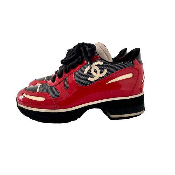 CHANEL　23.0　シャネル　フラットシューズ　スエード　ナイロン　赤　黒 Chanel Red + Black Platform Sneaker – Treasures of NYC