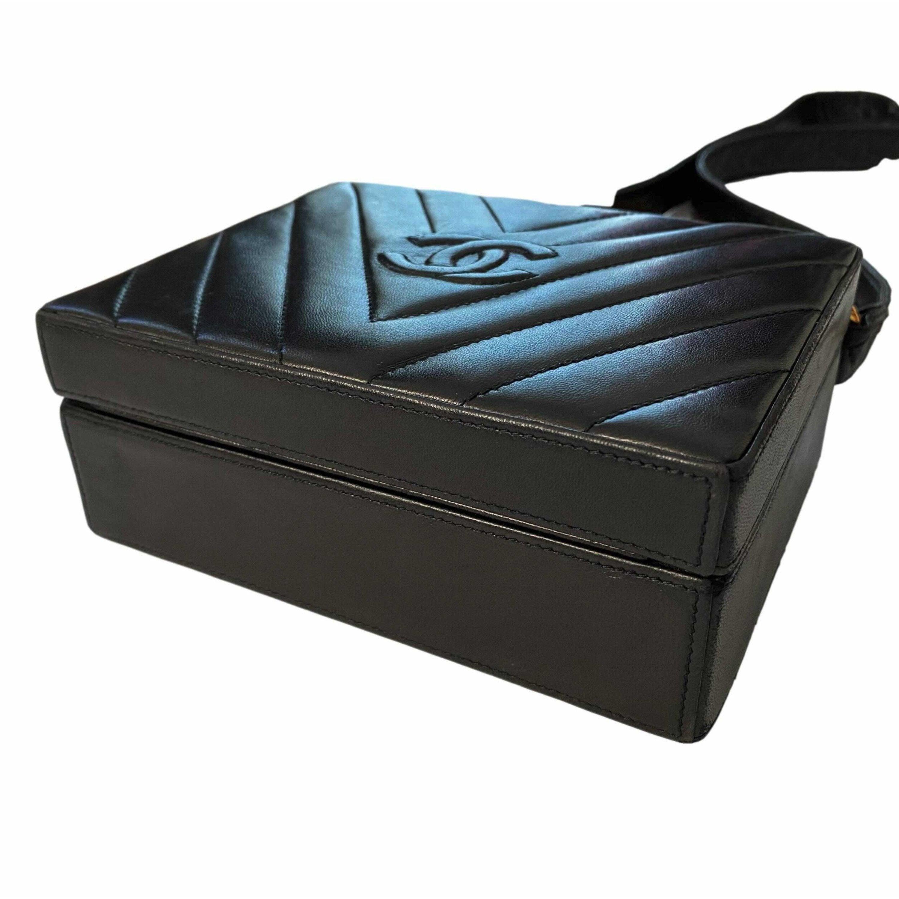CHANEL ボックスショルダーバッグ Treasures of NYC - Chanel Black Chevron Box Bag