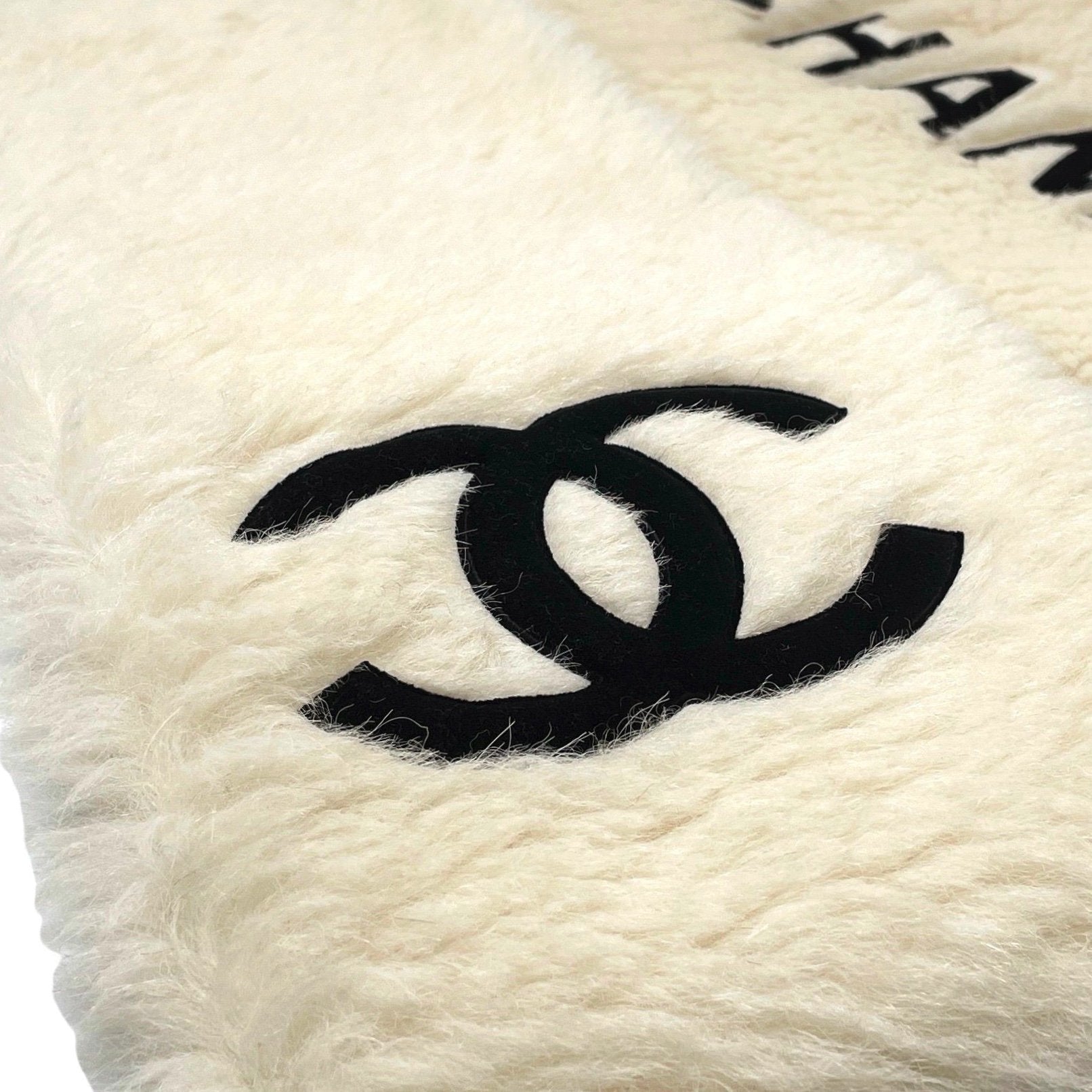 Scarf Chanel White in Fur - 25489031